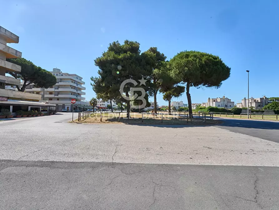 Immagine 7 di Locale commerciale in vendita  in Viale dei Navigatori a Tarquinia