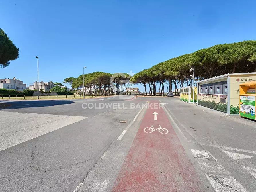 Immagine 9 di Locale commerciale in vendita  in Viale dei Navigatori a Tarquinia