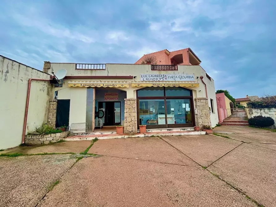 Immagine 2 di Magazzino in vendita  in via Normandia a Arzachena