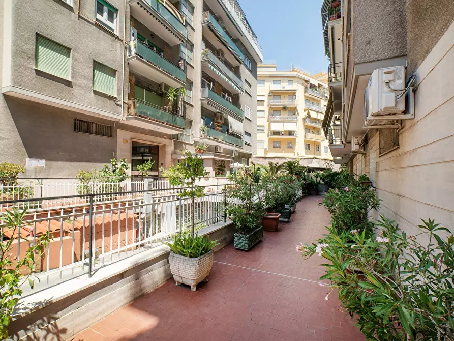 Immagine 4 di Appartamento in vendita  in Via Pasquale Revoltella 92 a Roma