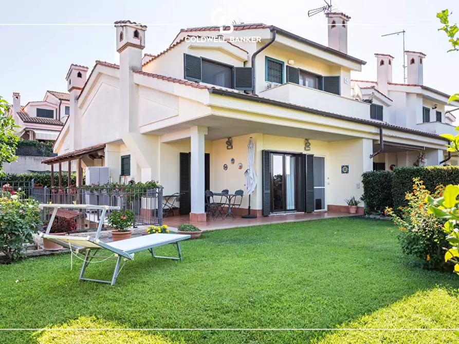 Immagine 2 di Villa in vendita  in Via Svezia 11 a Albano Laziale