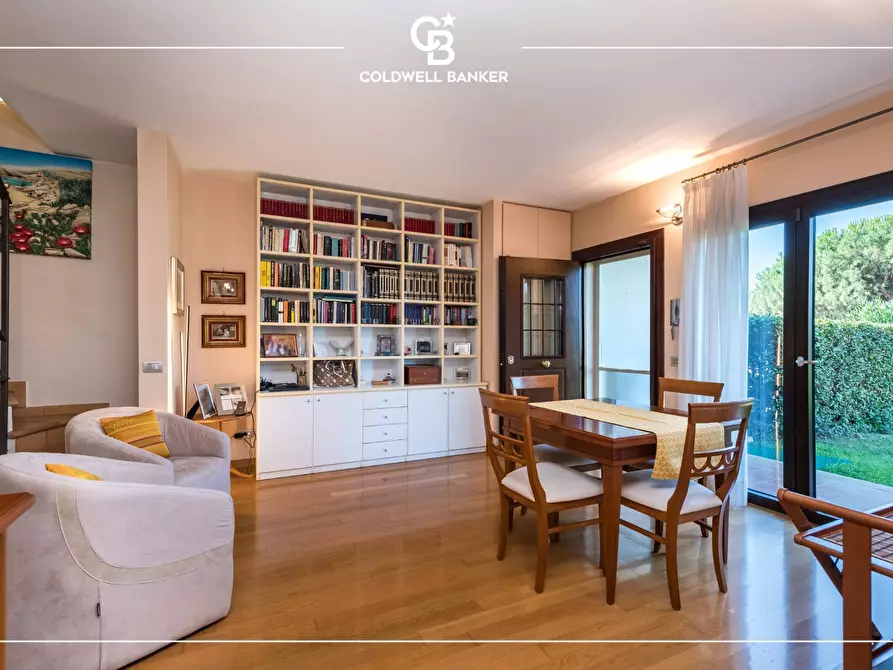 Immagine 3 di Villa in vendita  in Via Svezia 11 a Albano Laziale