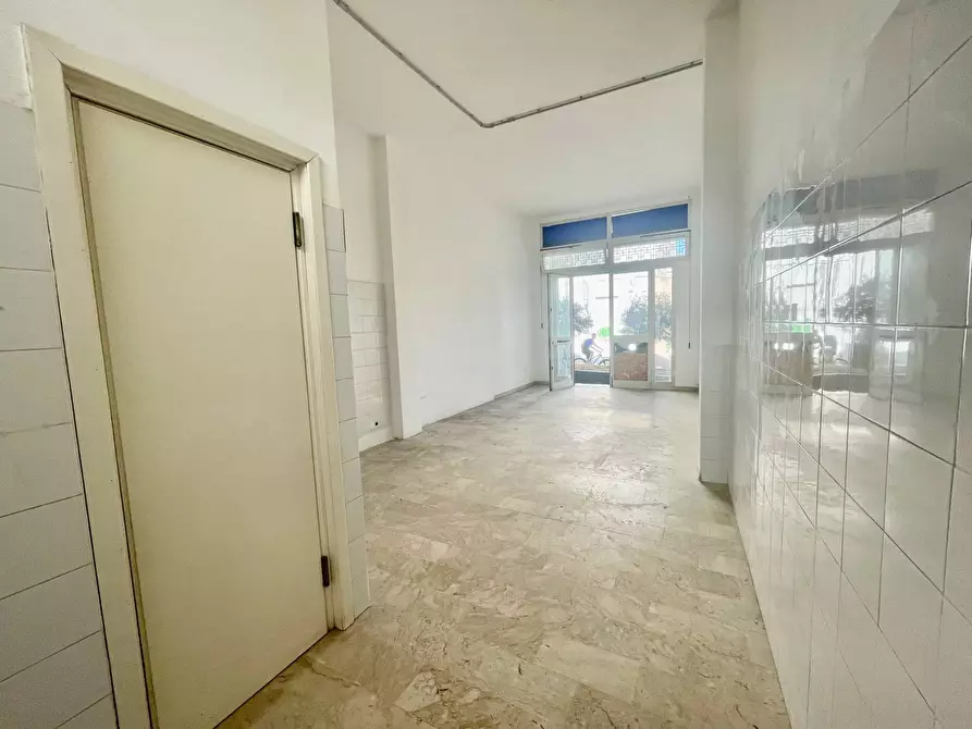 Immagine 10 di Negozio in affitto  in Via Regina Elena 12/A a Olbia