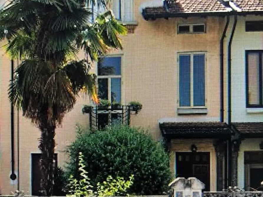 Immagine 1 di Casa indipendente in vendita  a Mantova