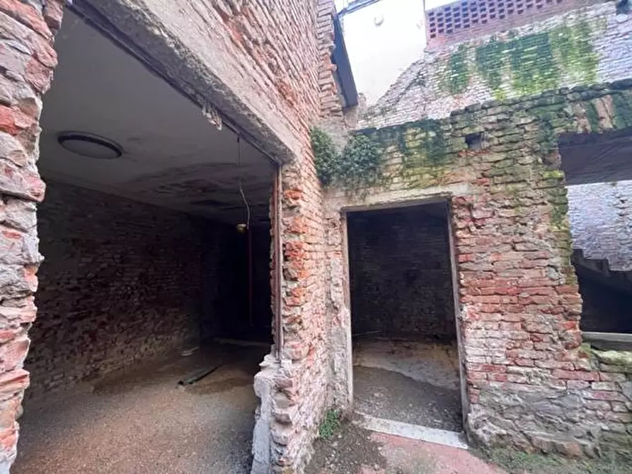 Immagine 12 di Casa indipendente in vendita  a Mantova