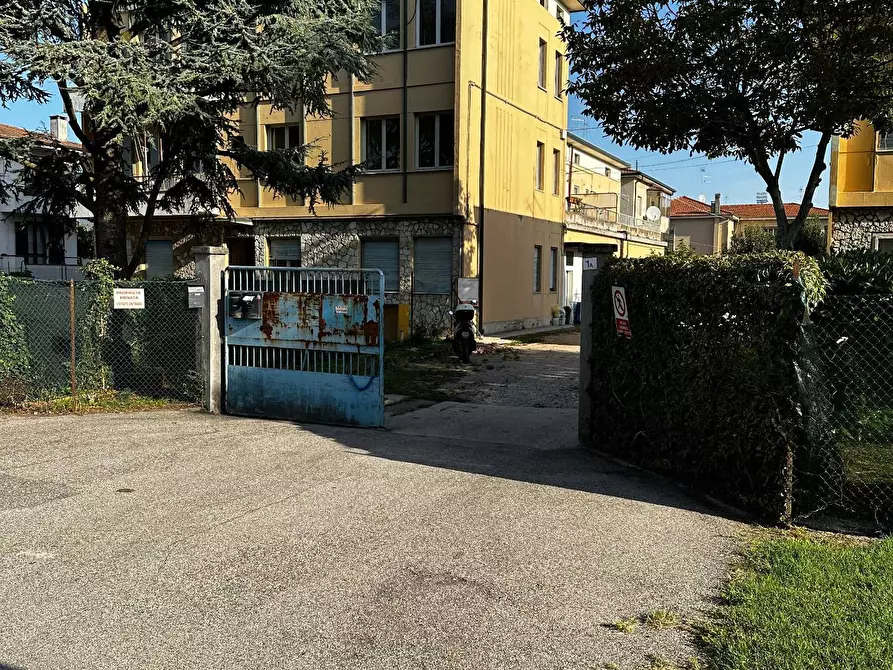 Immagine 1 di Capannone industriale in affitto  a Mantova