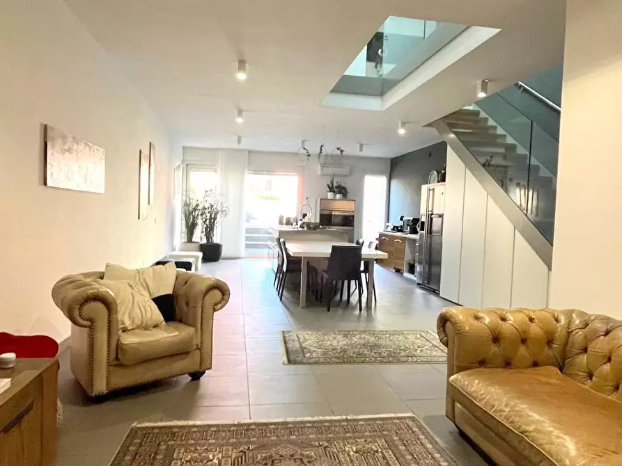 Immagine 3 di Villa in vendita  a Mantova