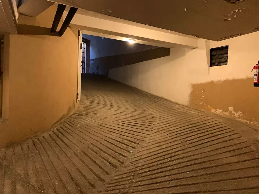 Immagine 2 di Box auto in vendita  a Mantova