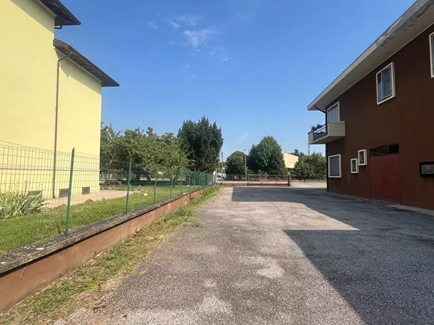 Immagine 10 di Locale commerciale in affitto  a Mantova