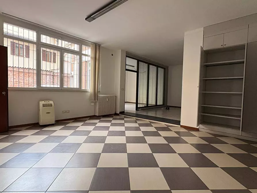 Immagine 2 di Ufficio in affitto  a Mantova
