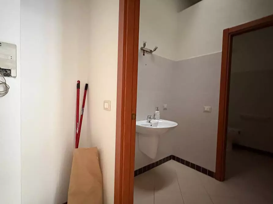 Immagine 3 di Ufficio in affitto  a Mantova