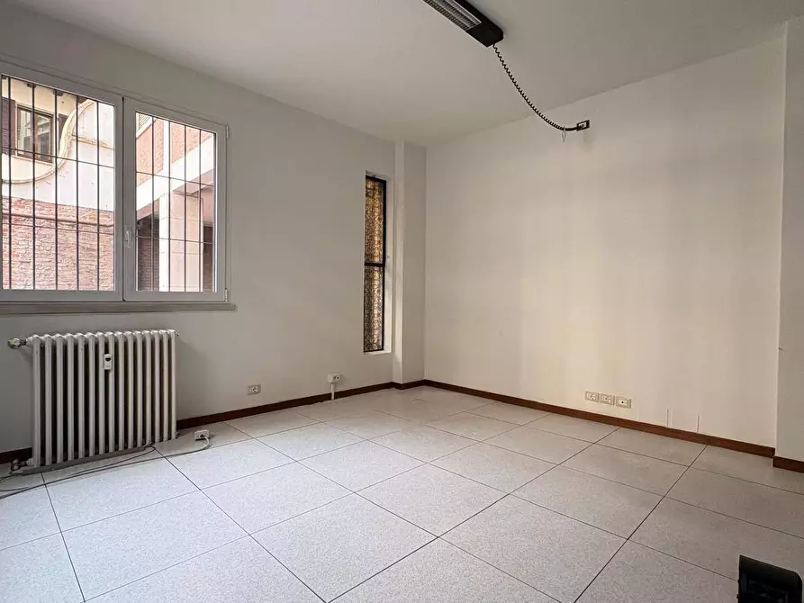 Immagine 5 di Ufficio in affitto  a Mantova