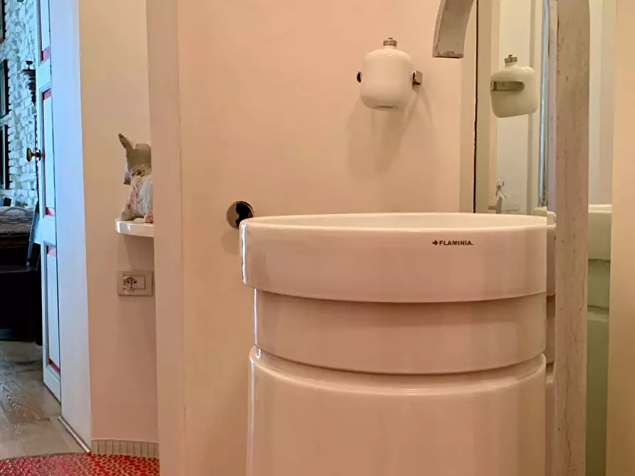 Immagine 13 di Casa indipendente in vendita  a Mantova