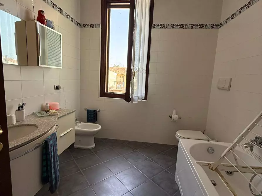 Immagine 9 di Appartamento in vendita  a Mantova