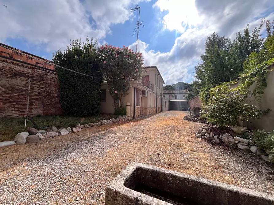 Immagine 2 di Appartamento in vendita  a Mantova