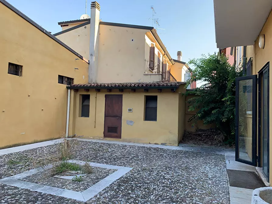 Immagine 8 di Casa indipendente in vendita  a Mantova