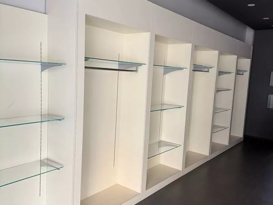 Immagine 2 di Locale commerciale in affitto  a Mantova