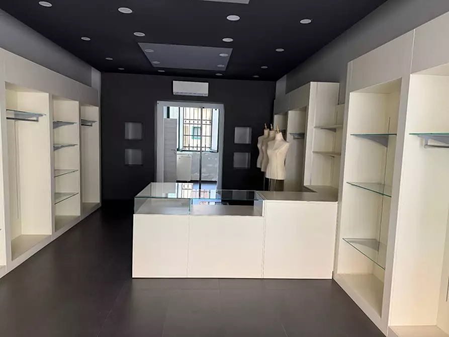 Immagine 1 di Locale commerciale in affitto  a Mantova