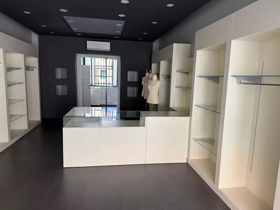 Immagine 3 di Locale commerciale in affitto  a Mantova