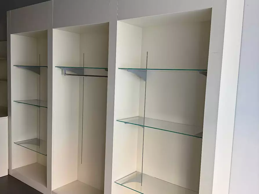 Immagine 4 di Locale commerciale in affitto  a Mantova