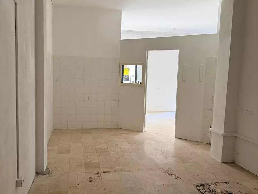 Immagine 3 di Locale commerciale in affitto  a Mantova