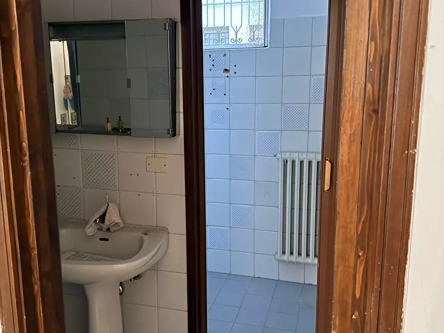 Immagine 5 di Locale commerciale in affitto  a Mantova