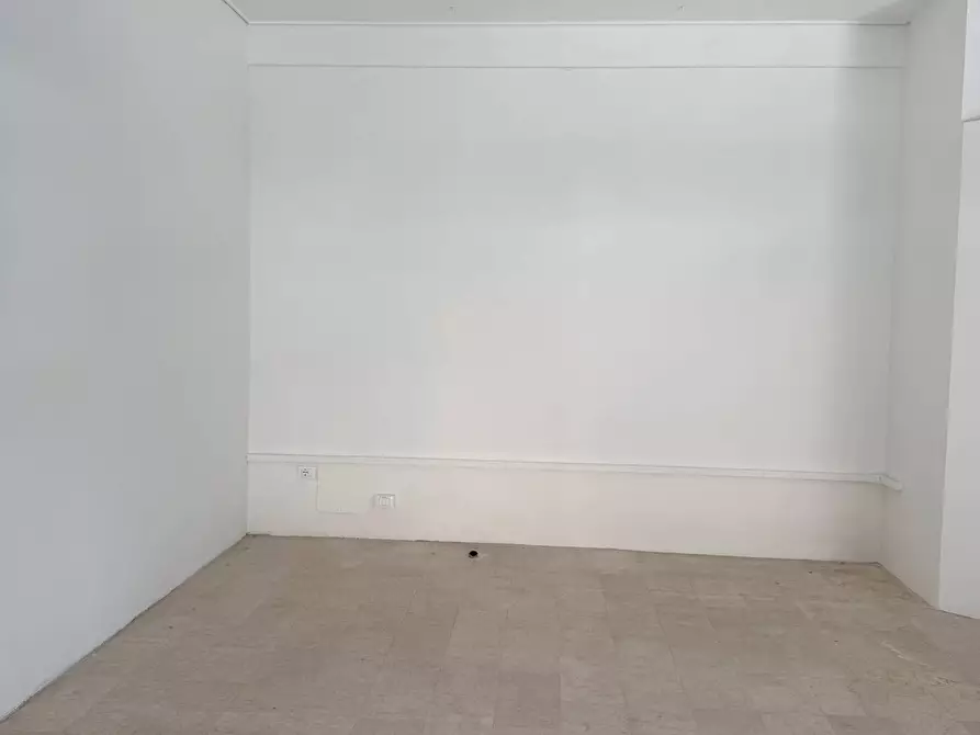 Immagine 9 di Locale commerciale in affitto  a Mantova