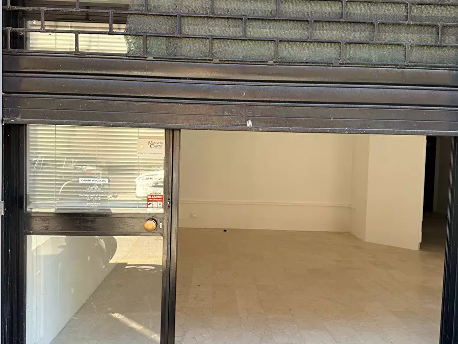 Immagine 2 di Locale commerciale in affitto  a Mantova