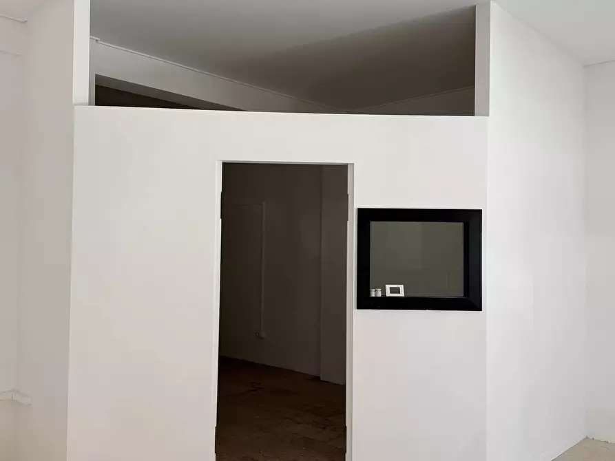 Immagine 7 di Locale commerciale in affitto  a Mantova