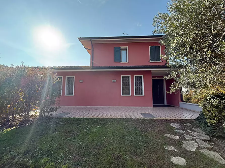 Immagine 37 di Villa in vendita  a Volta Mantovana