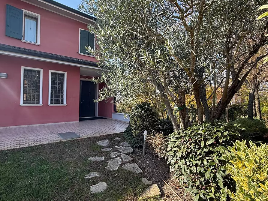 Immagine 38 di Villa in vendita  a Volta Mantovana