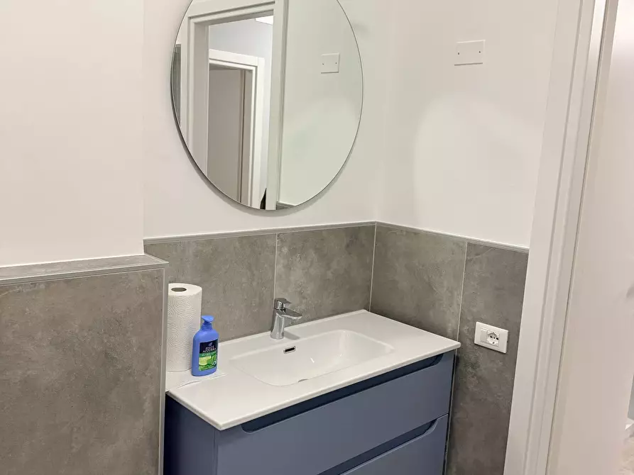 Immagine 11 di Camera in affitto  a Mantova