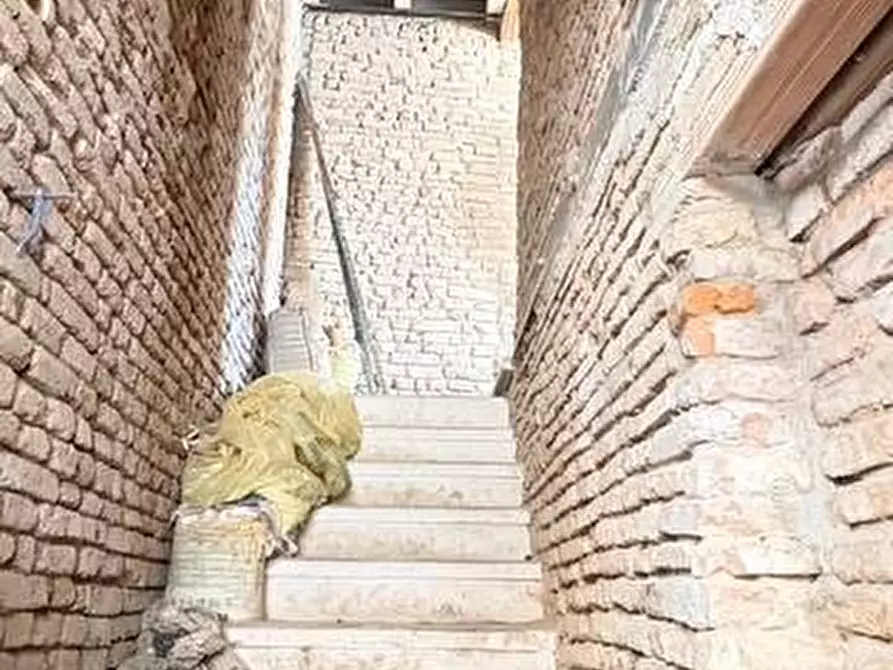 Immagine 2 di Appartamento in vendita  a Mantova