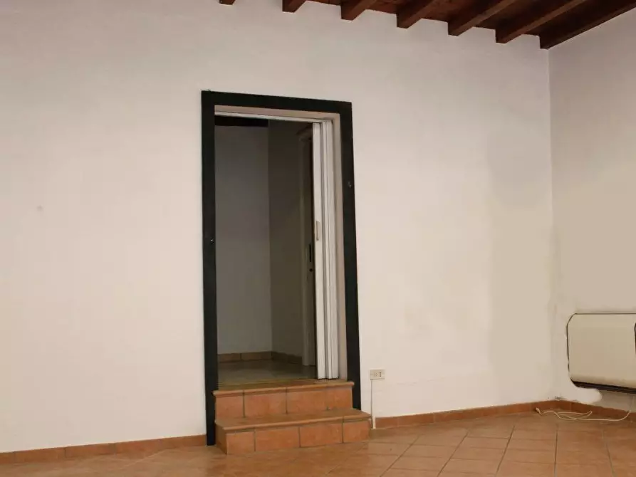 Immagine 2 di Locale commerciale in affitto  a Mantova