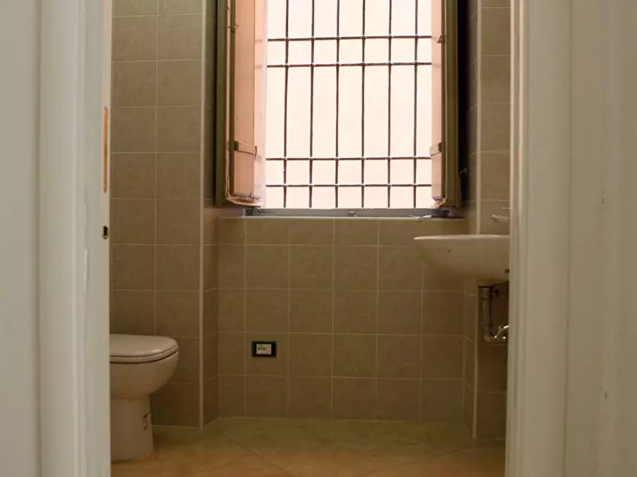 Immagine 4 di Locale commerciale in affitto  a Mantova