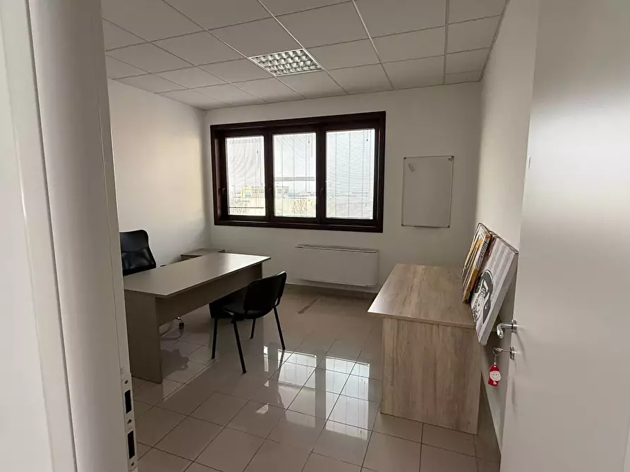 Immagine 3 di Locale commerciale in affitto  a Porto Mantovano