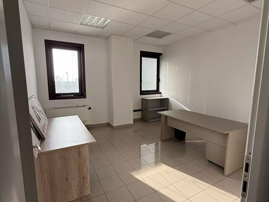 Immagine 5 di Locale commerciale in affitto  a Porto Mantovano