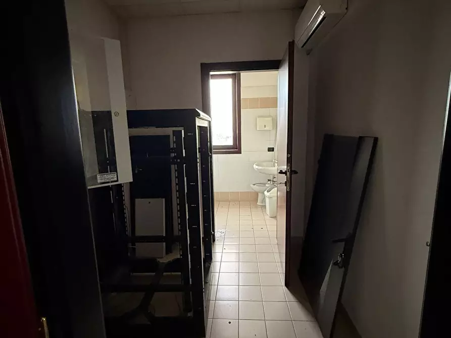 Immagine 8 di Locale commerciale in affitto  a Porto Mantovano