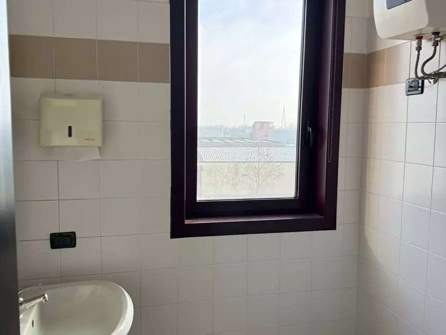 Immagine 10 di Locale commerciale in affitto  a Porto Mantovano