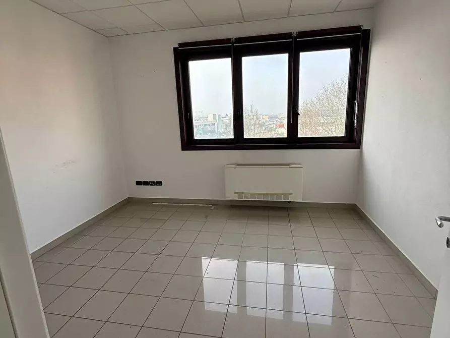 Immagine 13 di Locale commerciale in affitto  a Porto Mantovano