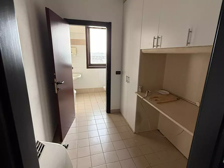 Immagine 14 di Locale commerciale in affitto  a Porto Mantovano