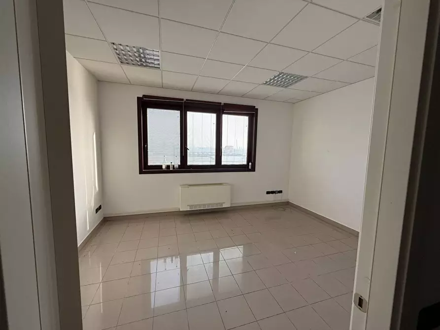 Immagine 15 di Locale commerciale in affitto  a Porto Mantovano