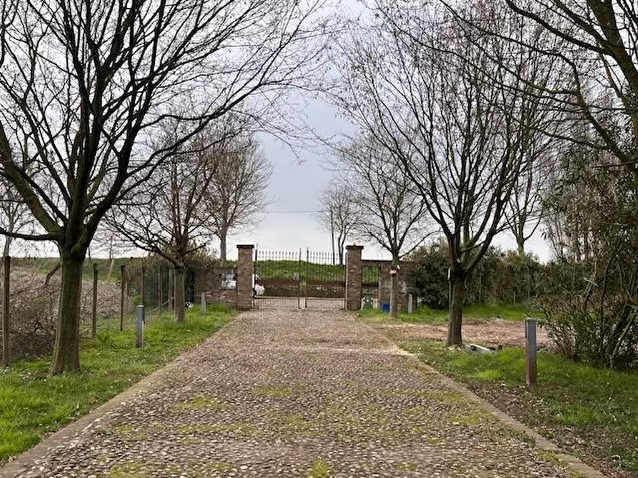 Immagine 1 di Locale commerciale in vendita  a Goito