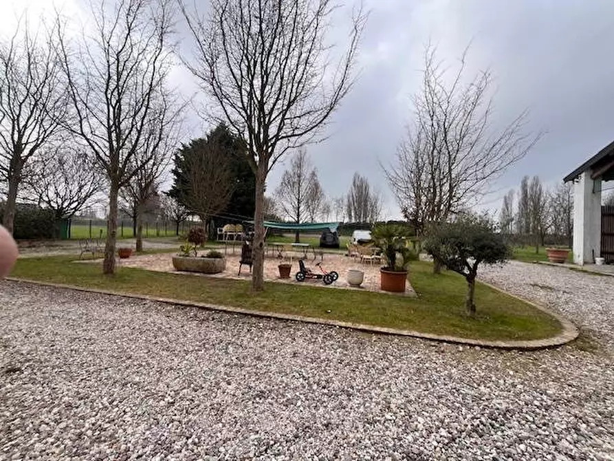 Immagine 5 di Locale commerciale in vendita  a Goito