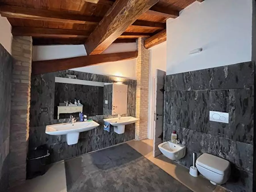 Immagine 19 di Locale commerciale in vendita  a Goito