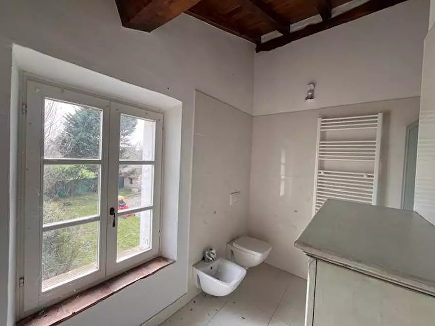 Immagine 30 di Locale commerciale in vendita  a Goito