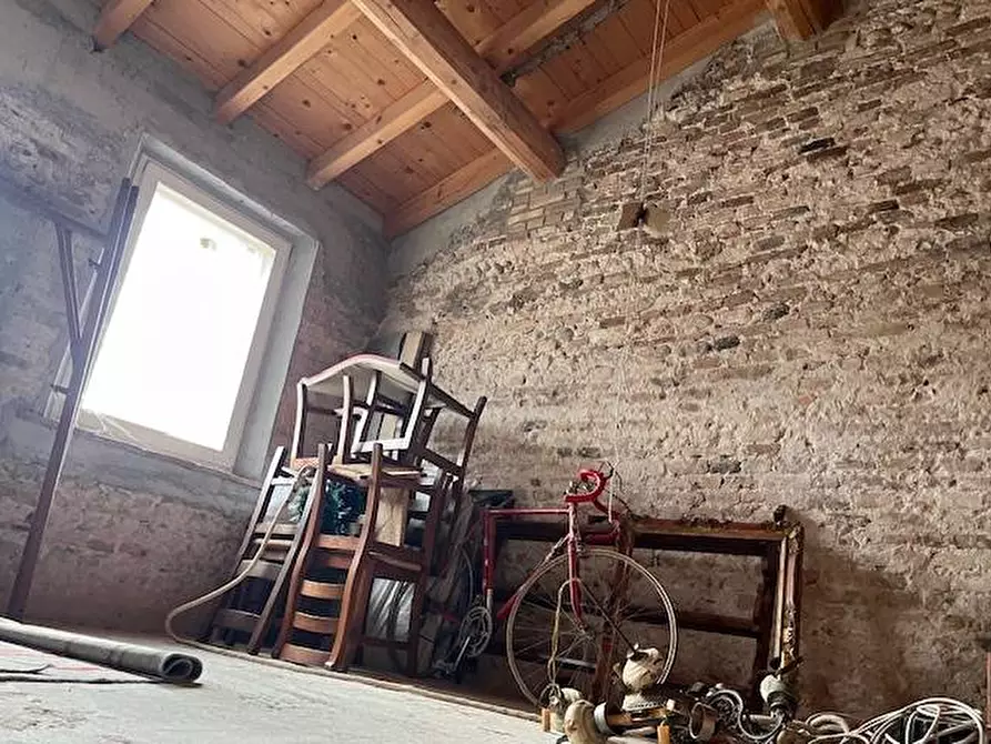 Immagine 33 di Locale commerciale in vendita  a Goito