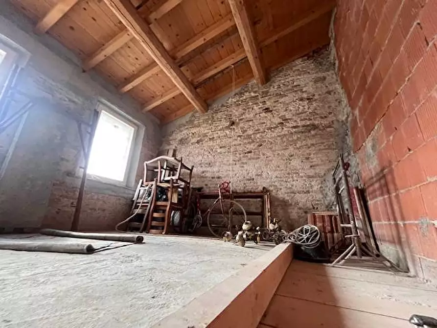 Immagine 34 di Locale commerciale in vendita  a Goito