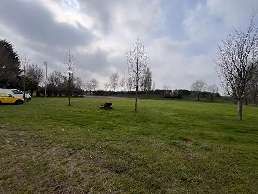 Immagine 3 di Locale commerciale in vendita  a Goito