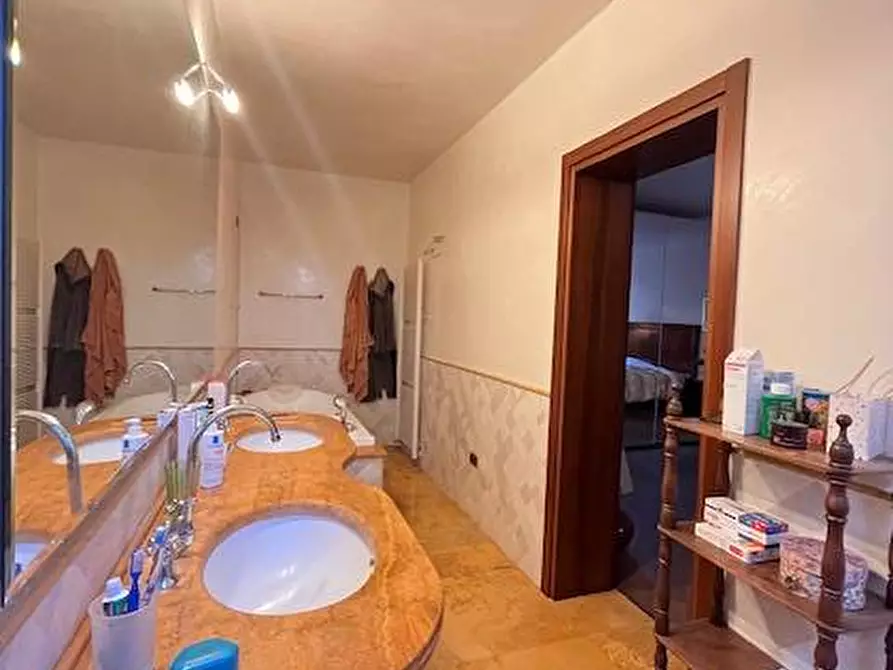 Immagine 11 di Casa indipendente in vendita  a Mantova